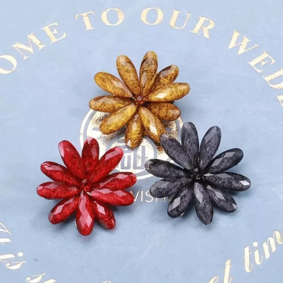 VQ Flower Brooch - Picture 6 of 8